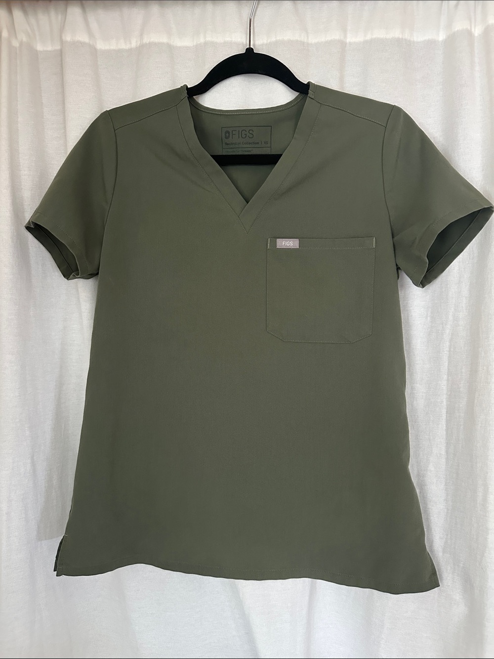 FIGS Women’s V-Neck Catarina Short Sleeve Scrub Top in Green XS